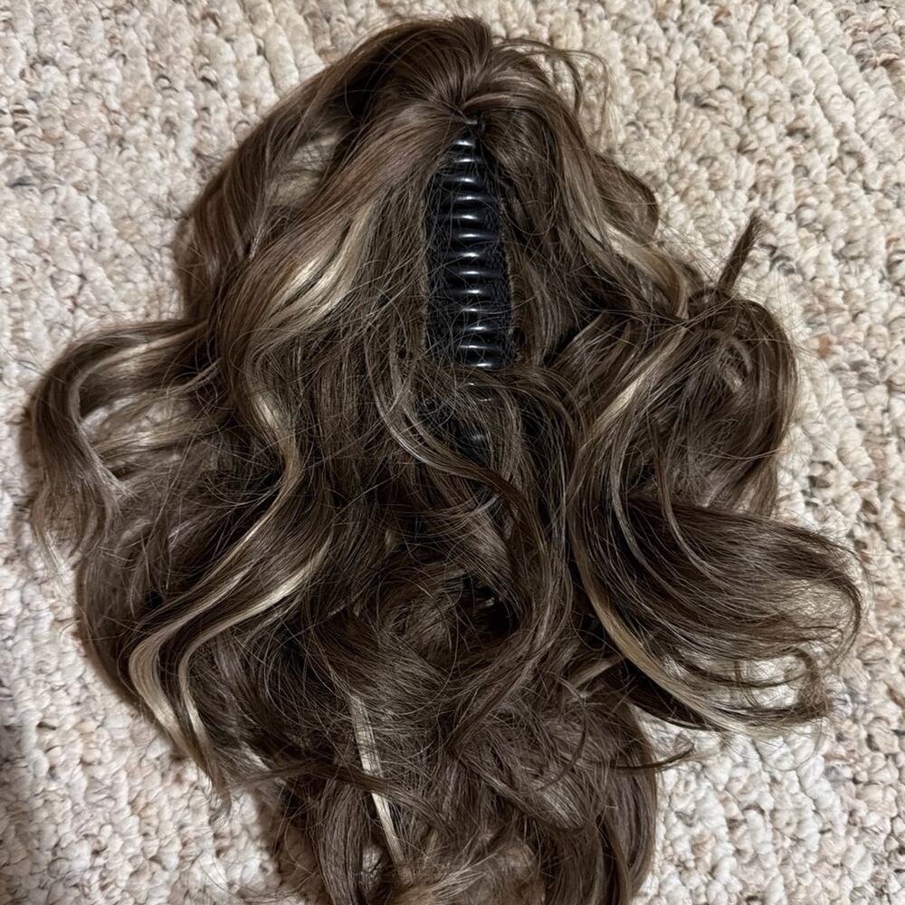 Synthetic claw clip hair extensions light brown and blonde - Picture 2 of 3